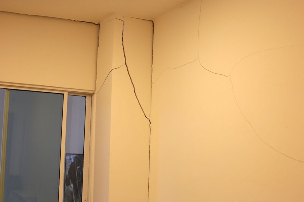 wall cracks on the wall